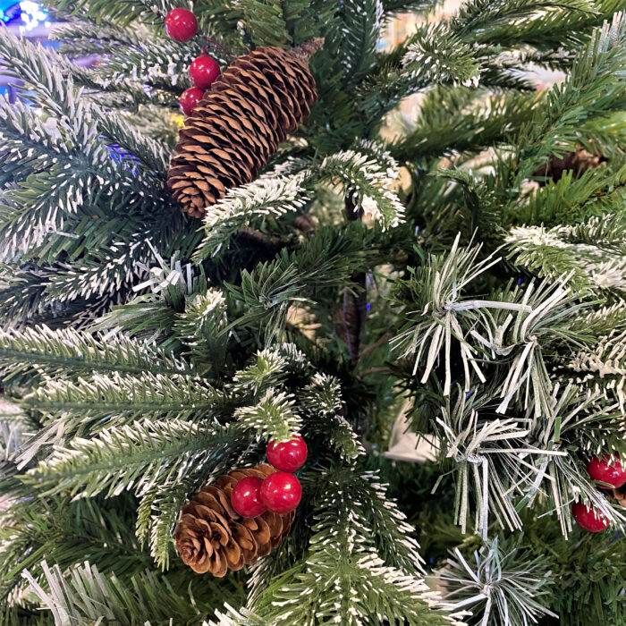 Рождественская елка с еловыми шишками и ягодами